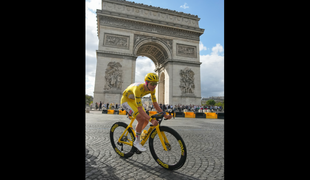 Piaty triumf a miesto medzi legendami. Pogačar opäť ovládol Tour de France