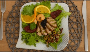 Kačacie prsia so šalátom z údeného lososa, kreviet, avokáda