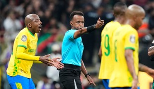 Američania ho vyhostili z krajiny. FIFA sa rozhodla odškodniť rozhodcu z Afriky