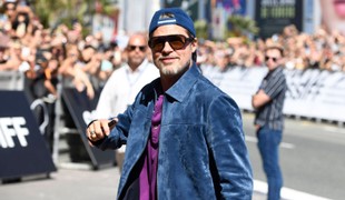 Brad Pitt búra predstavu, ako sa má obliekať šesťdesiatnik: V jednom outfite skombinoval 5 farieb!