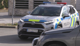 Pri cúvaní narazil mladý vodič do 5-ročného dievčatka. Polícia začala trestné stíhanie