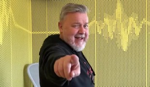 Trombóza, obojstranná pľúcna embólia! Český spevák a moderátor má vážne zdravotné problémy!