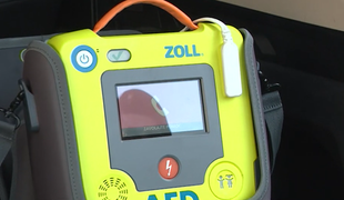 Dobrovoľníci zachraňujú životy: Vďaka AED prístrojom 3 ľudia denne prežijú kolaps