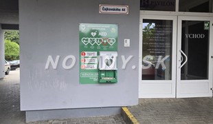 Zo zdravotníckeho strediska v Nitre zmizol defibrilátor