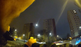 Po úteku vystúpil z auta a začal agresívne vykrikovať, hliadka musela zasiahnuť tejzerom