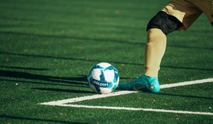 Anglickým futbalistom zmizli kopačky a lopty