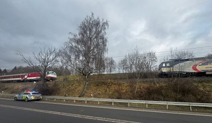 Vlaky sa tesne vyhli zrážke pri Liptovskom Hrádku. Zastali len pár metrov od seba