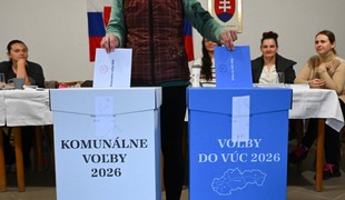 Samosprávne voľby 2026: V župách dominuje opozícia, mestá a obce ovládli koaličné strany
