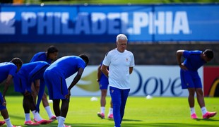 Tréner Deschamps sa kvôli úmrtiu matky vracia do Francúzska, v piatkovom zápase proti Nórsku tím nepovedie