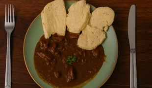 Hovädzí guláš na víne a pive s domácou knedľou