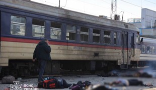FOTO: Ruský dron zasiahol železničnú stanicu v Dnipre. Zahynulo najmenej 13 ľudí