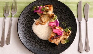 Sivoň na masle s karfiolovo-miso pyré a beurre blanc omáčkou