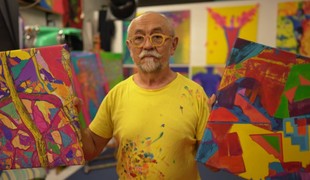 Umelec Daniel v Bez servítky šokuje: Mal už dva POHREBY a doma oddychuje v TRUHLE!