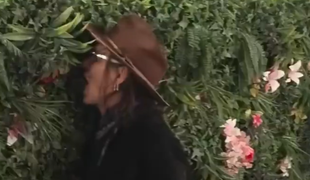 Zbláznil sa? Johnny Depp začal pred kamerami obžierať umelé rastliny na zelenej stene!