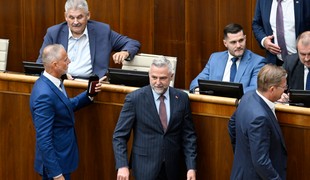 Schôdzu k odvolávaniu Gašpara poslanci otvorili. Koalícia však odmietla jej program