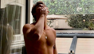 Bolesť z rozchodu už prekonal! Fešný spevák je opäť zamilovaný, vkus nezmenil!