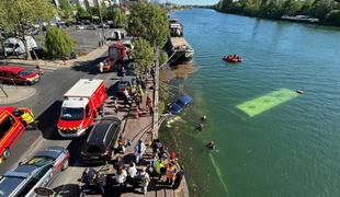 Autobus po nehode pri Paríži skončil v rieke, ľudí zachraňovali z vody