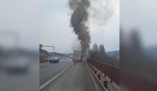 Na diaľnici D1 pri Hendrichovciach horel kamión, príčina požiaru sa vyšetruje