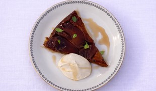 Jablkový tarte tatin so zaúdeným vanilkovým krémom a sirupom z materinej dúšky