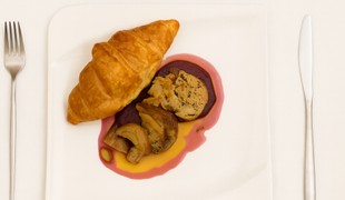 Pečienky na víne s karamelizovanou hruškou a croissantom