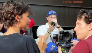 Tá ohromí aj vo vreci! Hviezdna herečka prišla na premiéru vo vyťahanom tričku, aj tak zažiarila!