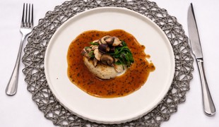 Grilovaná hovädzia sviečkovica, huby so špenátom, zemiakový aligot a madeira omáčka