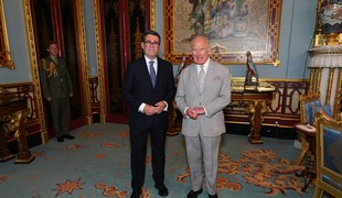 Británia má nového premiéra: Burnham menoval aj prvých ministrov