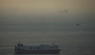 Irán oznámil opätovné zavedenie opatrení v Hormuzskom prielive