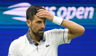 Zlomený DJOKOVIČ končí na US Open hneď v prvom kole