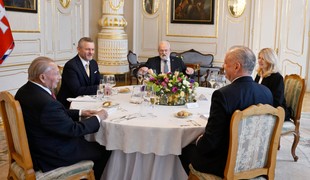 V Prezidentskom paláci sa stretli bývalé hlavy štátu. Okrem diskusie si pochutnali na delikátnom menu