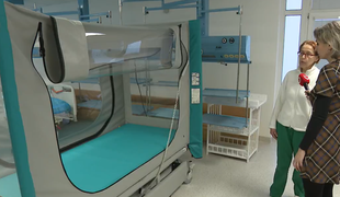 Rodičia "večných bábätiek" bojujú o bezpečie. Nemocniciam chýbajú špeciálne lôžka