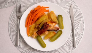 Zapekané kuracie mäso a bravčová panenka so zemiakmi, batátmi a oravskou slaninou