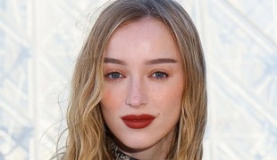 Hviezda Bridgertonu sa vydala! Phoebe Dynevor bola rozprávkovou nevestou, jej šaty vyrábali 600 hodín
