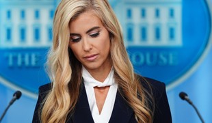 Trump vyzval svoju novú hovorkyňu, aby zvážila odchod. Vo funkcii je len týždeň