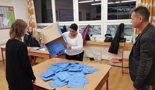 Vo volebnej miestnosti dostanete štyri lístky. Pozrite sa, ktorý patrí do ktorej obálky
