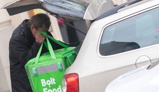 Jedlo z donášky vám asi nedovezú. Kuriéri vyhlásili štrajk, hovoria o vykorisťovaní