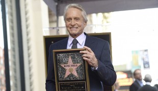 Michael Douglas bude mať 82 rokov, no stále vyzerá skvelo: Toto je jeho jednoduchý trik!