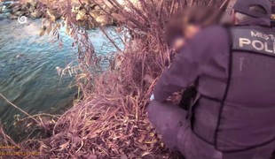 Muž sa pri rieke porezal rozbitou fľašou. Policajti si jeho dôveru získavali takmer hodinu
