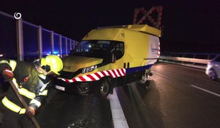 Cestná hliadka pomáhala vodičovi, do ich auta narazilo ďalšie vozidlo