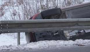 Auto skončilo prevrátené za zvodidlami. Viezla sa v ňom žena s dvoma deťmi