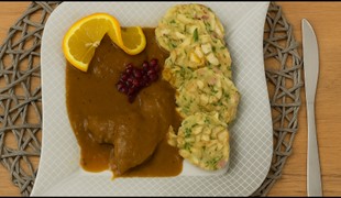 Divinové mäso na divinovej omáčke s domácim knedlíkom