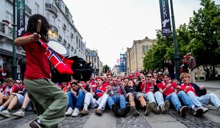Korunný princ Haakon „vesloval“ po postupe Nórov s fanúšikmi