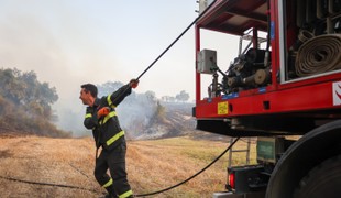 Pre šíriace sa požiare vo Francúzsku už evakuovali zhruba 12-tisíc ľudí