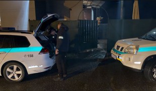 Muža najskôr vyhodili z vlaku, potom sa vlámal do reštaurácie. Polícia použila varovné výstrely