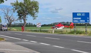 Vážna nehoda v Báči: Po zrážke auta s motorkou zasahoval vrtuľník