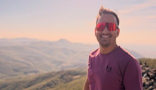 Slovenský spevák Petraník vymenil mikrofón za turistiku: Z Vápennej ukázal výhľady, ktoré stoja za výstup