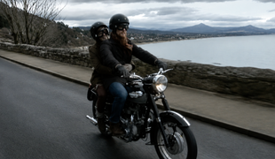 Pri nehode motocykla zahynul len 56-ročný hviezdny spevák, za duet s českou speváčkou získali Oscara!