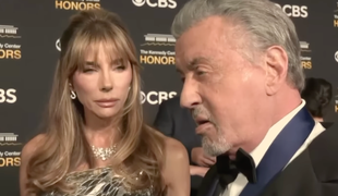 Definitívne to prehnali s plastikami a botoxom! Hviezdny herec s manželkou sú ako voskové figuríny!