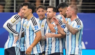 Messi užíva narodeniny s tímom