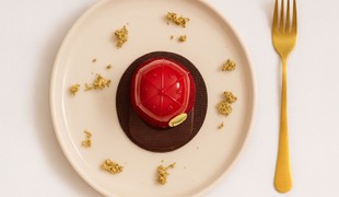 Opitý Izidor v tvare šiltovky